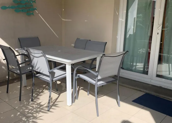 Charmante Petite Maison Dans Avec Piscine Chauffee A 600 M De La *