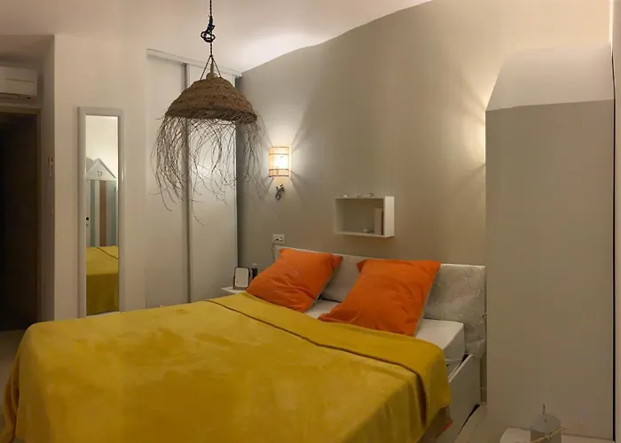 Charmante Petite Maison Dans Avec Piscine Chauffee A 600 M De La Belgodère