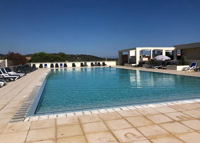 Feriehus Charmante Petite Maison Dans Avec Piscine Chauffee A 600 M De La